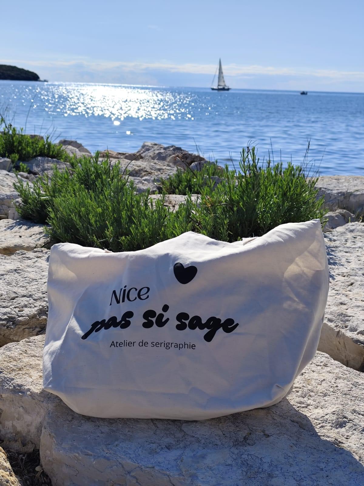 Sac élégant parfait pour la plage, léger et stylé pour vos sorties ensoleillées.