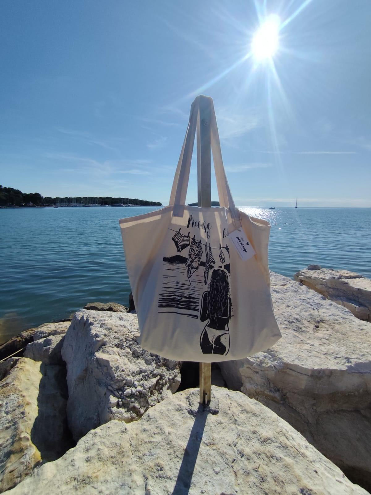 Sac Niçoise & Bikini élégant parfait pour la plage, léger et stylé pour vos sorties ensoleillées.
